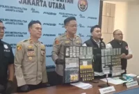 Polisi Polsek Metro Penjaringan menunjukkan barang bukti ribuan pil koplo golongan G hasil penggerebekan pengedar obat keras ilegal di Jakarta Utara. (Posnews/MR)