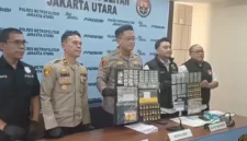 Polisi Polsek Metro Penjaringan menunjukkan barang bukti ribuan pil koplo golongan G hasil penggerebekan pengedar obat keras ilegal di Jakarta Utara. (Posnews/MR)