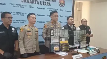 Polisi Polsek Metro Penjaringan menunjukkan barang bukti ribuan pil koplo golongan G hasil penggerebekan pengedar obat keras ilegal di Jakarta Utara. (Posnews/MR)