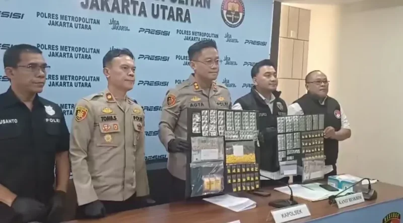 Polisi Polsek Metro Penjaringan menunjukkan barang bukti ribuan pil koplo golongan G hasil penggerebekan pengedar obat keras ilegal di Jakarta Utara. (Posnews/MR)
