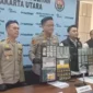 Polisi Polsek Metro Penjaringan menunjukkan barang bukti ribuan pil koplo golongan G hasil penggerebekan pengedar obat keras ilegal di Jakarta Utara. (Posnews/MR)