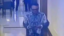 Rekaman CCTV pelaku pencurian di hotel bintang lima kawasan Sudirman Jakarta Pusat. (Posnews/Ist)