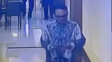 Rekaman CCTV pelaku pencurian di hotel bintang lima kawasan Sudirman Jakarta Pusat. (Posnews/Ist)