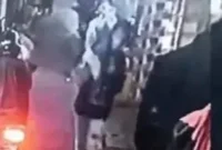 Rekaman CCTV memperlihatkan pria misterius memanggul karung plastik di permukiman padat Tambora, Jakarta Barat. (Posnews/Ist)