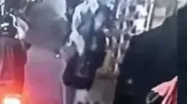 Rekaman CCTV memperlihatkan pria misterius memanggul karung plastik di permukiman padat Tambora, Jakarta Barat. (Posnews/Ist)