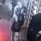 Rekaman CCTV memperlihatkan pria misterius memanggul karung plastik di permukiman padat Tambora, Jakarta Barat. (Posnews/Ist)