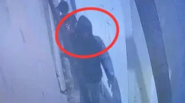 Pelaku pelecehan seksual anak kandung di Cilincing, Jakarta Utara terekam kamera CCTV, masih diburu polisi. (Posnews/MR)
