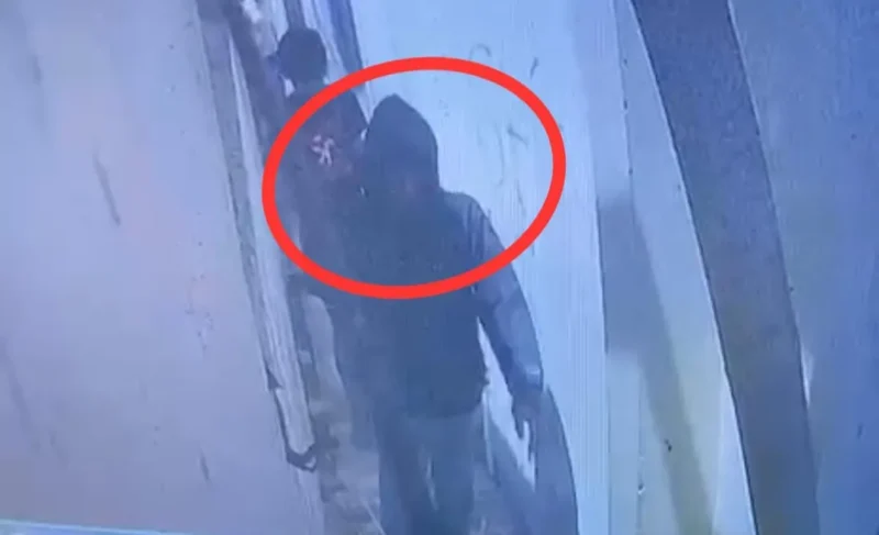 Pelaku pelecehan seksual anak kandung di Cilincing, Jakarta Utara terekam kamera CCTV, masih diburu polisi. (Posnews/MR)