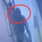 Pelaku pelecehan seksual anak kandung di Cilincing, Jakarta Utara terekam kamera CCTV, masih diburu polisi. (Posnews/MR)
