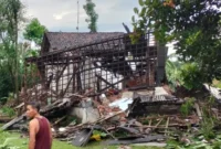 Rumah warga rusak parah akibat angin kencang disertai hujan di Kecamatan Sumbergempol, Tulungagung, Jawa Timur. (Posnews/Ist)