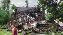 Ilustrasi, rumah warga rusak parah akibat angin kencang disertai hujan. (Posnews/Ist)