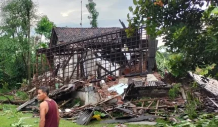 Petugas BPBD memeriksa rumah warga yang rusak akibat angin kencang dan banjir di Ciputat, Tangerang Selatan.