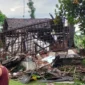 Ilustrasi, rumah warga rusak parah akibat angin kencang disertai hujan. (Posnews/Ist)