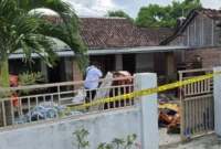 Rumah terbakar akibat aksi pembakaran oleh mantan pasangan di Situbondo. (Posnews/Ist)
