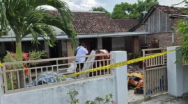 Rumah terbakar akibat aksi pembakaran oleh mantan pasangan di Situbondo. (Posnews/Ist)
