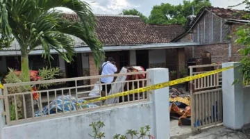 Rumah terbakar akibat aksi pembakaran oleh mantan pasangan di Situbondo. (Posnews/Ist)
