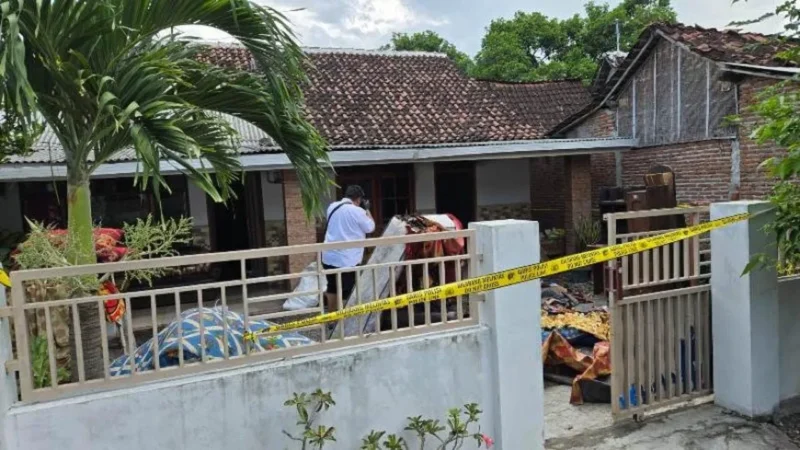 Rumah terbakar akibat aksi pembakaran oleh mantan pasangan di Situbondo. (Posnews/Ist)
