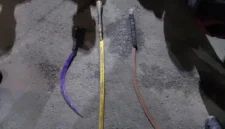 Petugas Satgas Anti Tawuran Polda Metro Jaya mengamankan pemuda dan senjata tajam di Cilincing, Jakarta Utara. (Posnews/Ist)