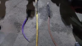 Petugas Satgas Anti Tawuran Polda Metro Jaya mengamankan pemuda dan senjata tajam di Cilincing, Jakarta Utara. (Posnews/Ist)