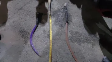 Petugas Satgas Anti Tawuran Polda Metro Jaya mengamankan pemuda dan senjata tajam di Cilincing, Jakarta Utara. (Posnews/Ist)