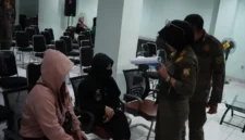 Satpol PP Kabupaten Bogor merazia panti pijat di Cibinong. (Posnews/Ist)