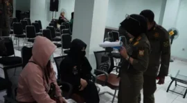 Satpol PP Kabupaten Bogor merazia panti pijat di Cibinong. (Posnews/Ist)