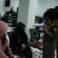 Satpol PP Kabupaten Bogor merazia panti pijat di Cibinong. (Posnews/Ist)
