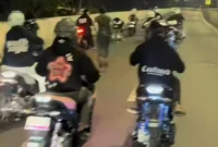 Sejumlah pemotor menerobos Jalan Layang Non Tol Casablanca, Jakarta Selatan, setelah merusak dan membuka portal akses masuk yang viral di media sosial. (Posnews/Ist)
