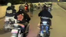 Sejumlah pemotor menerobos Jalan Layang Non Tol Casablanca, Jakarta Selatan, setelah merusak dan membuka portal akses masuk yang viral di media sosial. (Posnews/Ist)