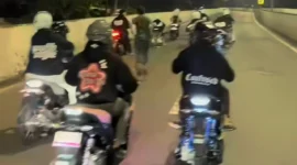 Sejumlah pemotor menerobos Jalan Layang Non Tol Casablanca, Jakarta Selatan, setelah merusak dan membuka portal akses masuk yang viral di media sosial. (Posnews/Ist)