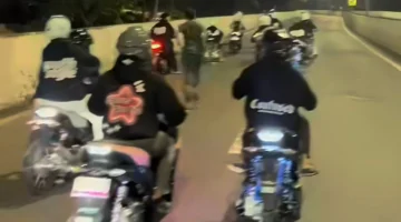 Sejumlah pemotor menerobos Jalan Layang Non Tol Casablanca, Jakarta Selatan, setelah merusak dan membuka portal akses masuk yang viral di media sosial. (Posnews/Ist)