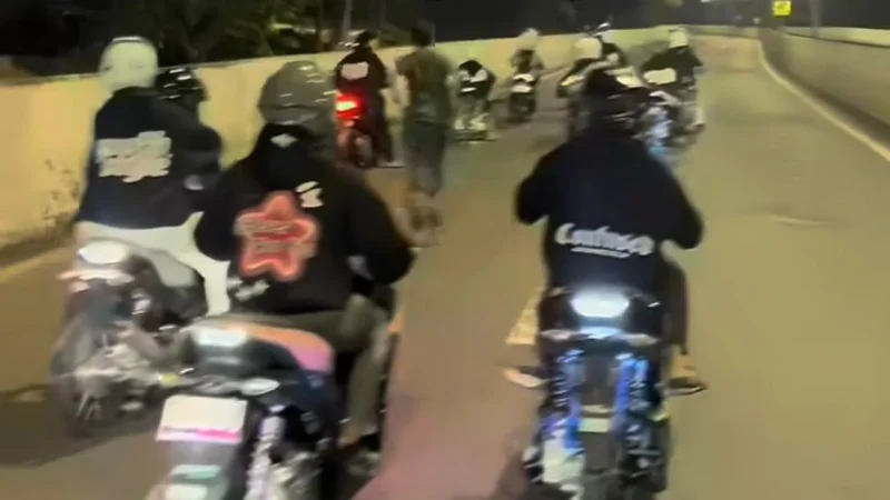 Sejumlah pemotor menerobos Jalan Layang Non Tol Casablanca, Jakarta Selatan, setelah merusak dan membuka portal akses masuk yang viral di media sosial. (Posnews/Ist)