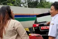 Senggolan mobil dinas dan mobil sipil di Jalan RE Martadinata dekat Gerbang Tol Ancol Timur Pademangan Jakarta Utara menyebabkan kemacetan panjang. (Posnews/MR)