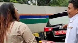 Senggolan mobil dinas dan mobil sipil di Jalan RE Martadinata dekat Gerbang Tol Ancol Timur Pademangan Jakarta Utara menyebabkan kemacetan panjang. (Posnews/MR)