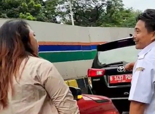 Senggolan mobil dinas dan mobil sipil di Jalan RE Martadinata dekat Gerbang Tol Ancol Timur Pademangan Jakarta Utara menyebabkan kemacetan panjang. (Posnews/MR)