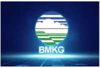 Tim BMKG melakukan pengamatan hilal menggunakan teleskop di salah satu titik rukyat untuk penentuan awal Ramadan 1447 H. (Posnews/Net)