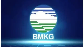 Tim BMKG melakukan pengamatan hilal menggunakan teleskop di salah satu titik rukyat untuk penentuan awal Ramadan 1447 H. (Posnews/Net)