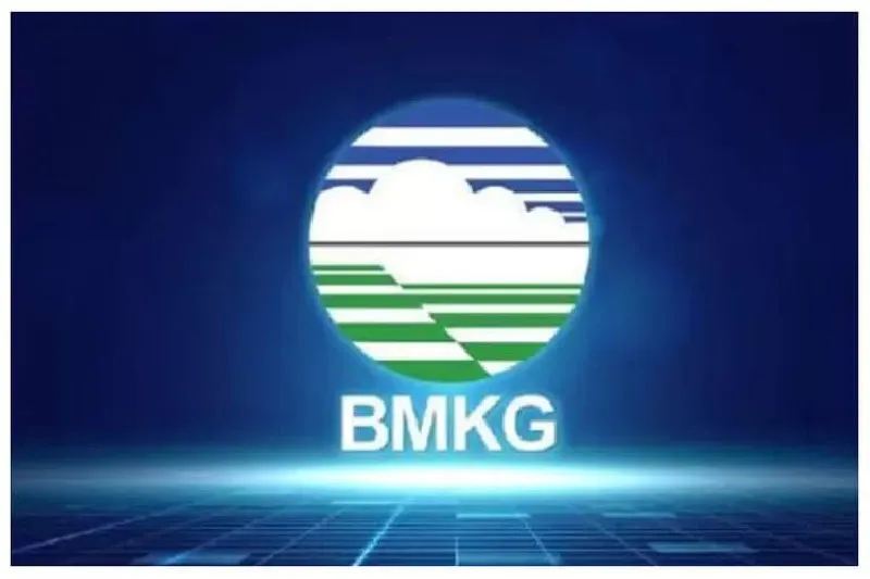 Tim BMKG melakukan pengamatan hilal menggunakan teleskop di salah satu titik rukyat untuk penentuan awal Ramadan 1447 H. (Posnews/Net)