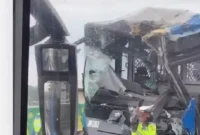 Dua unit bus Transjakarta mengalami kerusakan di bagian depan setelah tabrakan di jalur layang Koridor 13 Halte Cipulir, Jakarta Selatan, Senin (23/2/2026). (Posnews/Ist)