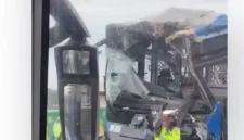Dua unit bus Transjakarta mengalami kerusakan di bagian depan setelah tabrakan di jalur layang Koridor 13 Halte Cipulir, Jakarta Selatan, Senin (23/2/2026). (Posnews/Ist)