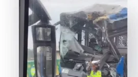 Dua unit bus Transjakarta mengalami kerusakan di bagian depan setelah tabrakan di jalur layang Koridor 13 Halte Cipulir, Jakarta Selatan, Senin (23/2/2026). (Posnews/Ist)
