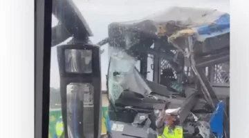 Dua unit bus Transjakarta mengalami kerusakan di bagian depan setelah tabrakan di jalur layang Koridor 13 Halte Cipulir, Jakarta Selatan, Senin (23/2/2026). (Posnews/Ist)