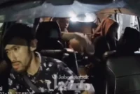 Tangkapan layar rekaman dashcam yang memperlihatkan penumpang di kursi belakang taksi online saat video viral beredar di media sosial. (Posnews/Ist)