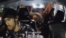 Tangkapan layar rekaman dashcam yang memperlihatkan penumpang di kursi belakang taksi online saat video viral beredar di media sosial. (Posnews/Ist)