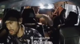 Tangkapan layar rekaman dashcam yang memperlihatkan penumpang di kursi belakang taksi online saat video viral beredar di media sosial. (Posnews/Ist)