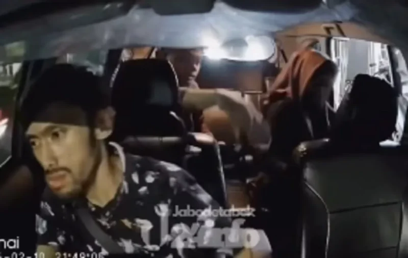 Tangkapan layar rekaman dashcam yang memperlihatkan penumpang di kursi belakang taksi online saat video viral beredar di media sosial. (Posnews/Ist)