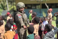 Anak-anak Papua antusias mengikuti sosialisasi nasionalisme dan disiplin bersama Satgas Damai Cartenz.. (Posnews/Ist)