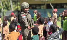 Satgas Damai Cartenz Edukasi Cinta Tanah Air pada Siswa SD Inpres Dondobaga Puncak Jaya