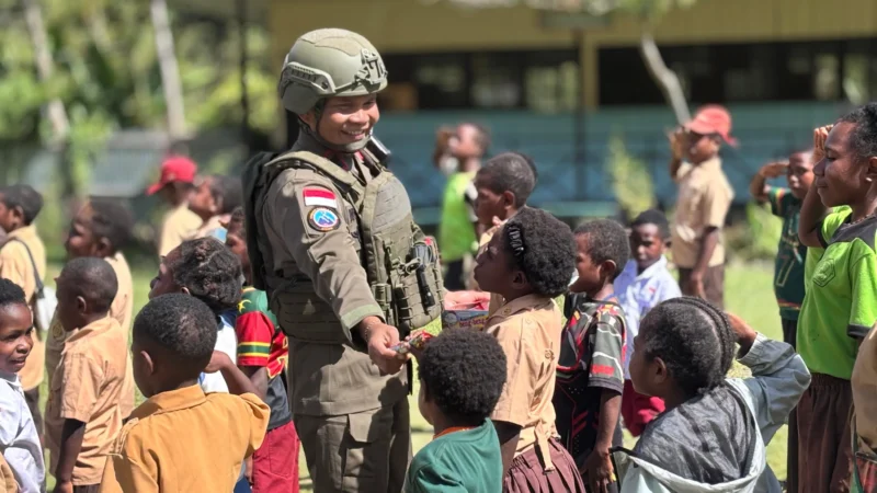 Anak-anak Papua antusias mengikuti sosialisasi nasionalisme dan disiplin bersama Satgas Damai Cartenz.. (Posnews/Ist)