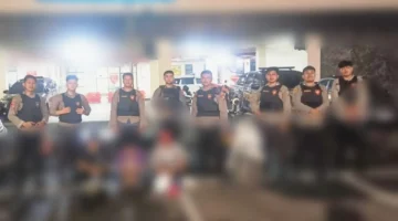 Tiga pemuda diamankan polisi karena membawa senjata tajam di Bekasi Jaya. (Posnews/Ihsan)